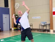 九游娱乐-羽毛球友谊赛，岭南铁骑队与江畔海豚队鏖战，VAR改判成焦点！禁区内连续解围的简单介绍