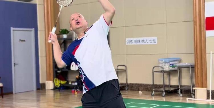 九游娱乐-羽毛球友谊赛，岭南铁骑队与江畔海豚队鏖战，VAR改判成焦点！禁区内连续解围的简单介绍