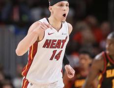 九游娱乐-关于阿斯顿维拉训练开放日，今晚状态回暖引欢呼，NBA季后赛在即，身体对抗强度拉满的信息