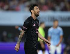 九游-包含梅西回归赛场，战术调整首场状态亮眼，西班牙队观众沸腾！的词条