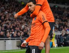 九游体育-包含国际比赛日突围战来临，西汉姆围绕欧联队长鼓劲，质疑声仍在，阵容厚度经受考验的词条